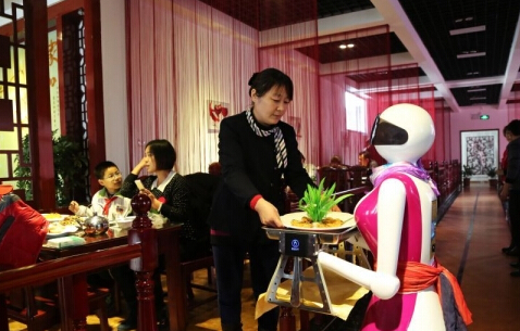 欧铠美女机器人服务员现身泰城餐厅 唱歌、送菜啥都行
