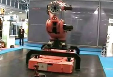KUKA KR Titan，KUKA omniMove——三者同台献艺