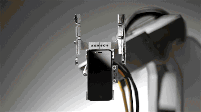 一个名叫Liam的机器人 11 秒拆解一部 iPhone