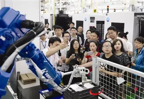 探访莞企智能车间 机器人同时应对9种产品！