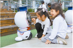 让孩子感受科技魅力，呆萌机器人走进幼儿园