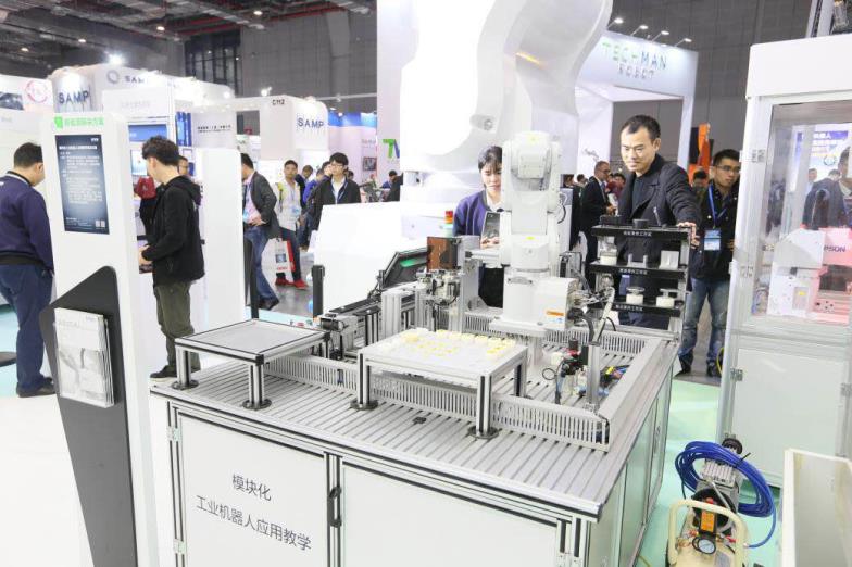 爱普生工业机器人多领域创新方案亮相2017中国国际工业博览会，助力中国智能制造