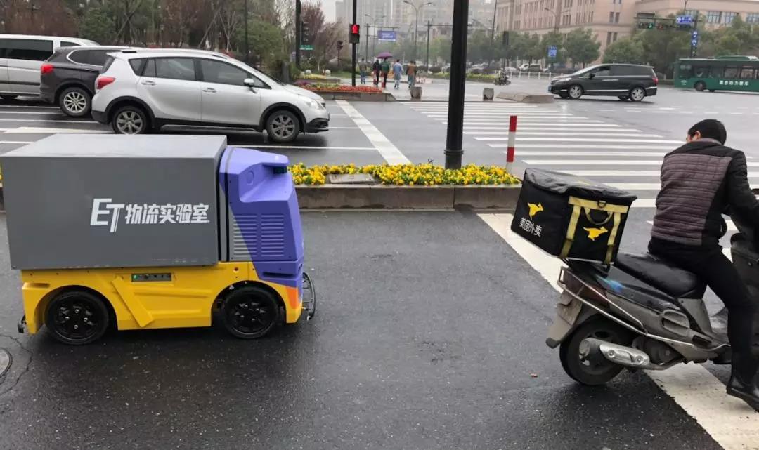 菜鸟配送机器人年内投入商用！下一步要研发无人卡车？