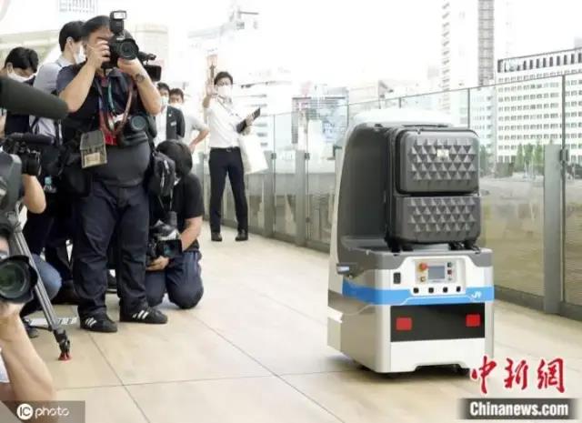 日本打造“未来车站” 消毒、送餐机器人齐上岗